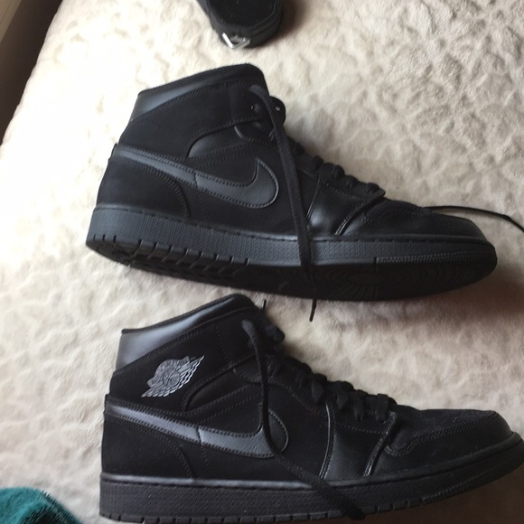 black jordan 1s mid
